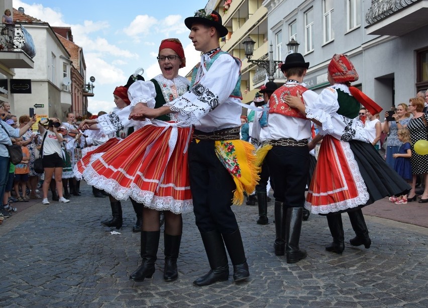 Gorlice. Festiwal Świat pod Kyczerą. Przez miejski deptak przeszedł barwny korowód artystów z różnych stron świata