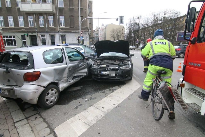 Wypadek na Wyszyńskiego. Jedna osoba jest ranna