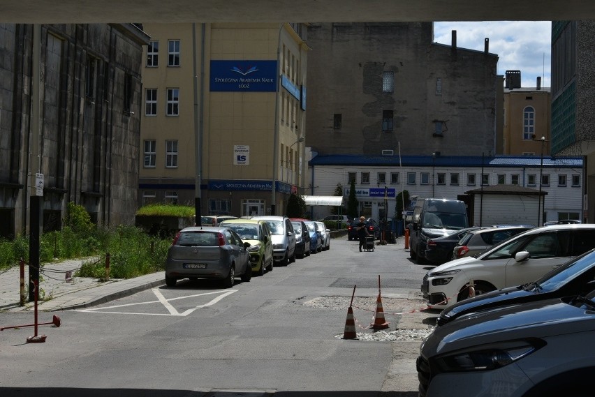 Za gmachem po lewej stronie nowa droga będzie skręcać na...