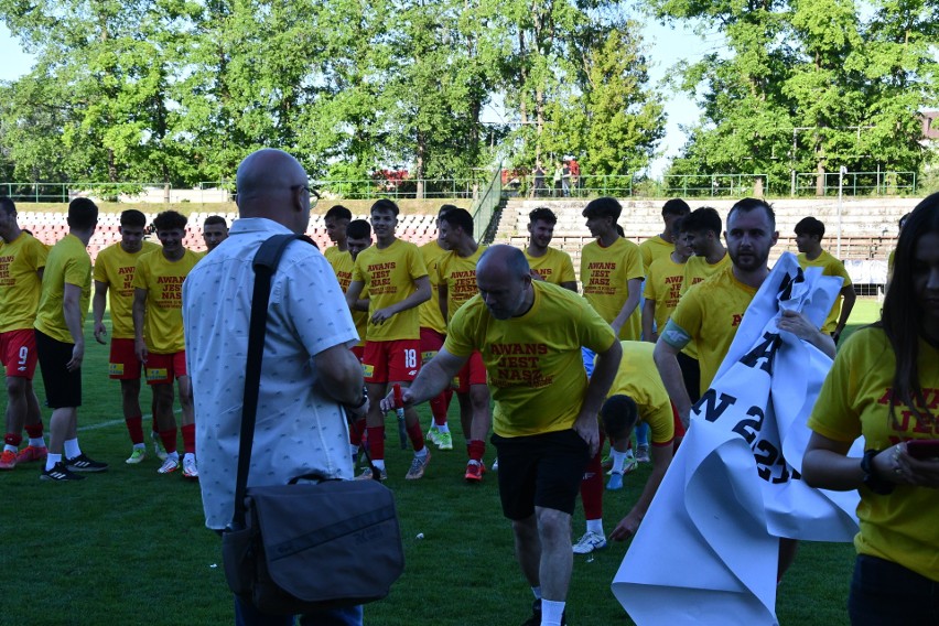 Piłkarze Korony II Kielce fetowali awans do trzeciej ligi. Były race, okolicznościowe koszulki, strzeliły korki od szampanów