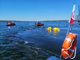 Jezioro Tałty. Akcja wydobycia łodzi motorowej, która zatonęła 18.06.2022 r. Śmierć w wyniku zdarzenia poniosło 8-letnie dziecko. 24.06.2022