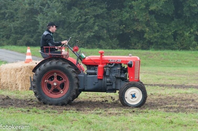 Widowiskowe próby sportowe samochodów zabytkowych na Moto...