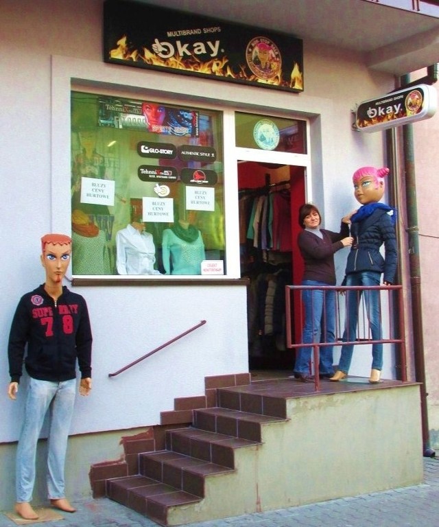 Metody na zdobycie klientów w StaszowieDo wejścia do sklepu „Okay” na ulicy Rytwiańskiej w Staszowie zachęcają dwa dwumetrowe manekiny.