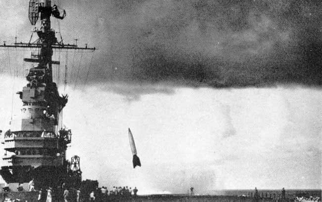 Moment startu rakiety V2 z pokładu USS Midway