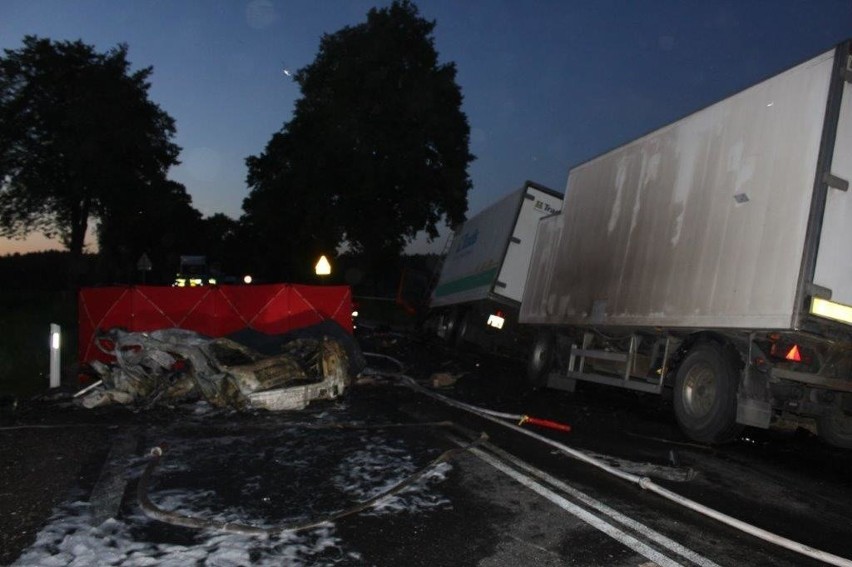 Trzy osoby zginęły w wypadku na Podlasiu. Spłonęły w aucie z kielecką rejestracją