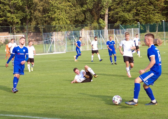 Sokół (niebieskie stroje) bez problemów ograł Jutrzenkę.