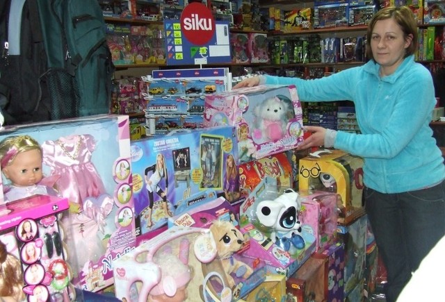 Anna Galiulin prezentuje zabawki, które pod swoja choinką chciałoby znaleźć w tym roku wiele milusińskich