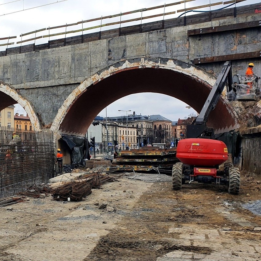 Kraków. Przygotowują materiały do odbudowy wiaduktu nad ulicą Grzegórzecką [ZDJĘCIA] 