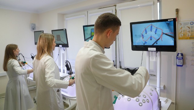 Studenci nauk medycznych UR uczą się zawodu m.in. w Centrum Symulacji Medycznej. Dojdą do nich jesienią koledzy z Ukrainy?   