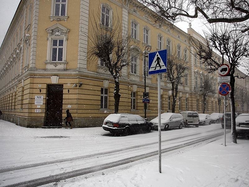 Rejon NFZ w Rzeszowie. Śnieg zalega na drogach i chodnikach.