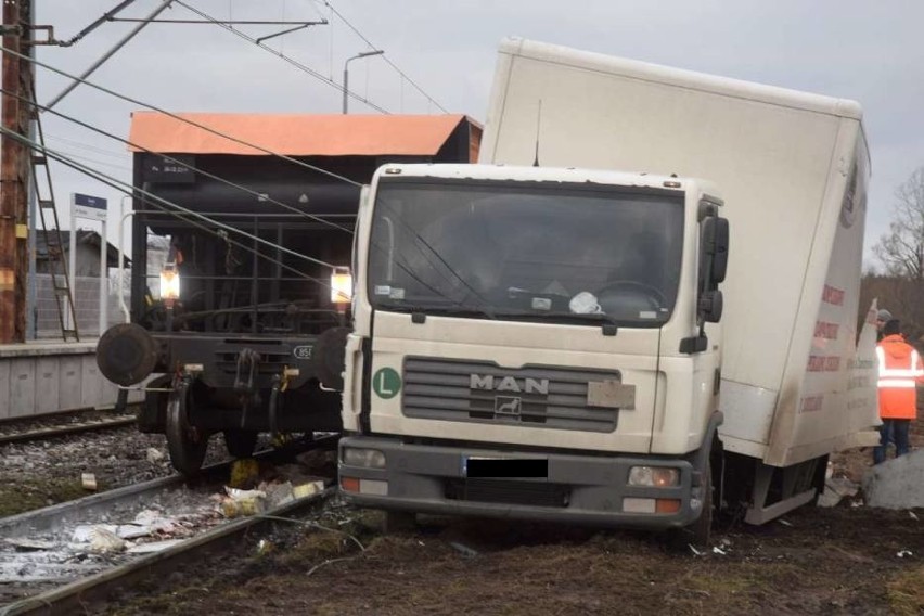 W Żydowie samochód dostawczy zderzył się z pociągiem...