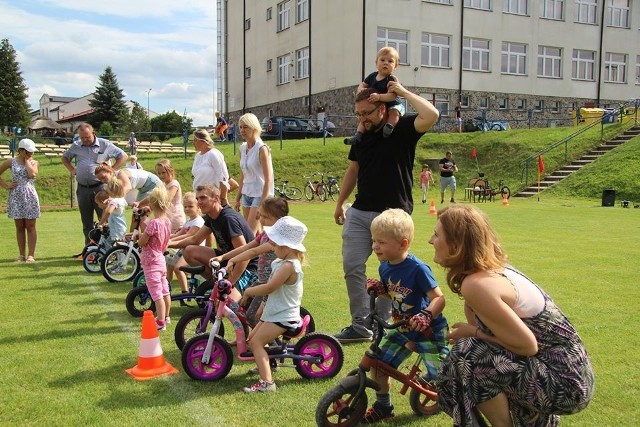 Na boisku przy szkole w Tuchomiu odbyły się wakacyjne zawody rowerowe. Zaangażowane były nie tylko dzieci, ale i rodzice.