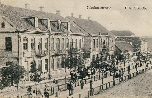 Tak wyglądają lukarny na jednym z budynków przy ul. Sienkiewicza. Pocztówka jest niemieckim przedrukiem widokówki z 1910 roku.