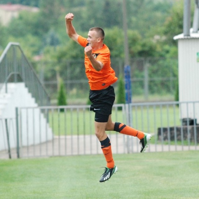 Michał Kosowski utrzymuje strzelecką formę także w III lidze. Najlepszy strzelec zespołu zdobył gola w debiucie. 