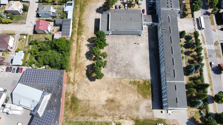 Plac budowy kompleksu sportowego widziany z drona