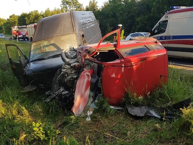 Ze wstępnych ustaleń policji wynika, że fiat pana z pizzerii nagle zjechał na przeciwległy pas ruchu