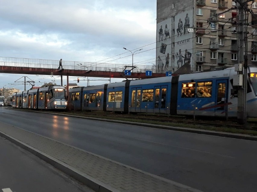 Awaria zasilania. Nie jeżdżą tramwaje w centrum miasta (ZDJĘCIA)