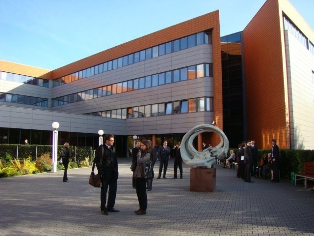 Budynek Wydziału Zarządzania Uniwersytetu Łódzkiego przy ul. Matejki: w połowie wysokości zdjęcia (od jego lewej strony do środka) widać niższy dach nad aulą. To właśnie on zakwitnie na wiosnę