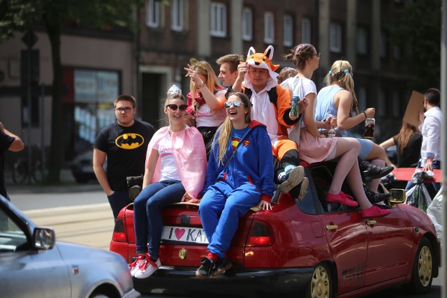 Juwenalia Śląskie 2018 rozpoczął studencki korowód ulicami Katowic 22 maja 2018.Zbiórka uczestników korowodu Śląskich Juwenaliów nastąpiła o godz. 11.45 pod Uniwersytetem Ekonomicznym przy ulicy Bogucickiej. Stamtąd studenci przemaszerowali ulicą 1 Maja aż do skrzyżowania z ulicą Warszawską i Krasińskiego. W tym miejscu dołączyli do nich studenci Politechniki Śląskiej a nieco dalej, na ulicy Bankowej - studenci Uniwersytetu Śląskiego. Z Bankowej studenci przeszli Warszawską na rynek oraz aleję Korfantego, tą zaś pod pomnik Powstańców Ślaskich. Pod Skrzydłami godz. 14. rozpoczął się finał korowodu, w którego trakcie odbyło się przekazanie symbolicznych kluczy do bram miasta