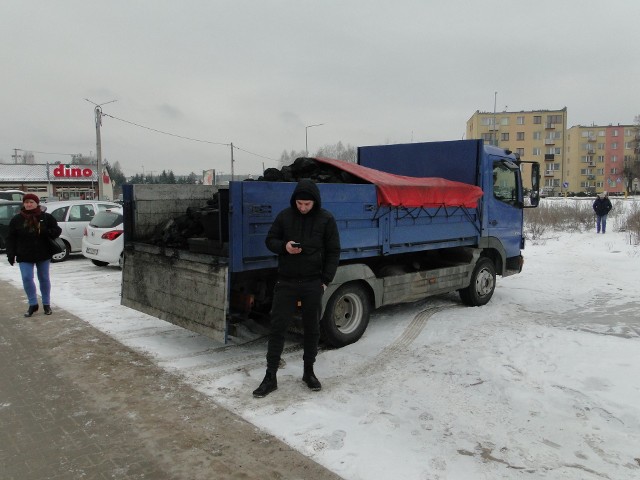 Od ręki można kupić węgiel na targowisku w Przysusze, opał był do kupienia we wtorek 7 lutego w cenie 2 tysiące za tonę.