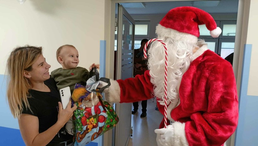 Strażacy wraz ze św. Mikołajem wręczyli dzieciom drobne...