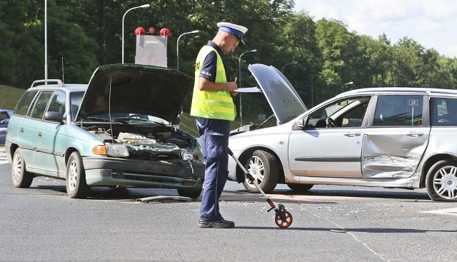 Do wypadku doszło w czwartek (6 lipca) na „drodze śmierci” pod Zieloną Górą, pomiędzy Świdnicą a Wilkanowem. Kierująca fiatem wjechała prosto pod jadącego prawidłowo opla. Ciężarna kobieta trafiła do szpitala.- Jechałem w kierunku Zielonej Góry i widziałem fiata, którego kierowca jakby chciał wjechać, ale ostatecznie zatrzymał się – opowiada kierujący oplem. Mężczyzna wjechał na skrzyżowanie drogi krajowej nr 27 z drogą do Wilkanowa. Wtedy fiat także ruszył i wjechał prosto pod opla. Doszło do zdarzenia. – Odbiłem w bok, żeby nie uderzyć w drzwi kierowcy – relacjonuje kierujący oplem, który jechał do pracy na plac budowy drogi S3.Opel uderzył w tylne drzwi fiata, który obrócił się na jezdni. Za oplem jechał motocyklista. Widząc co się dzieje, mężczyzna przytomnie przewrócił motocykl kontrolując upadek, żeby nie uderzyć w tył opla. Na szczęście nic mu się nie stało.Na miejsce wypadku dojechały wozy straży pożarnej, karetka pogotowia i zielonogórska drogówka. Fiatem kierowała kobieta w zaawansowanej ciąży. Sprawczyni zderzenia z miejsca wypadku została przewieziona do zielonogórskiego szpitala. – Całe szczęście, że nie uderzyłem w drzwi przy kierującej, bo wtedy byłaby masakra – mówił łapiąc się za głowę kierowca opla.  Zobacz też: Wypadek autokaru. Dzieci trafiły na badania do szpitala w Zielonej Górze