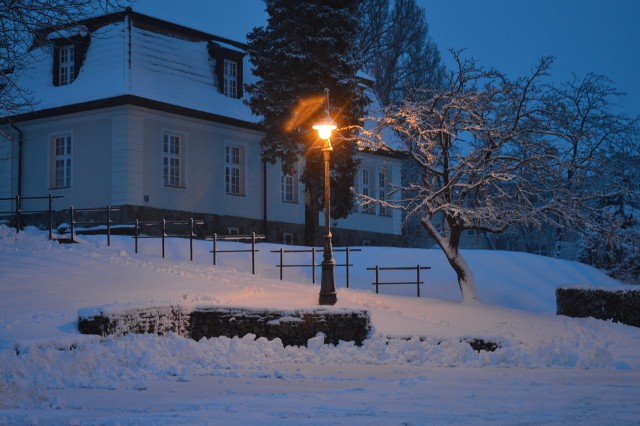 Bytów marnuje pieniądze? Lampy oświetlają pusty parking.