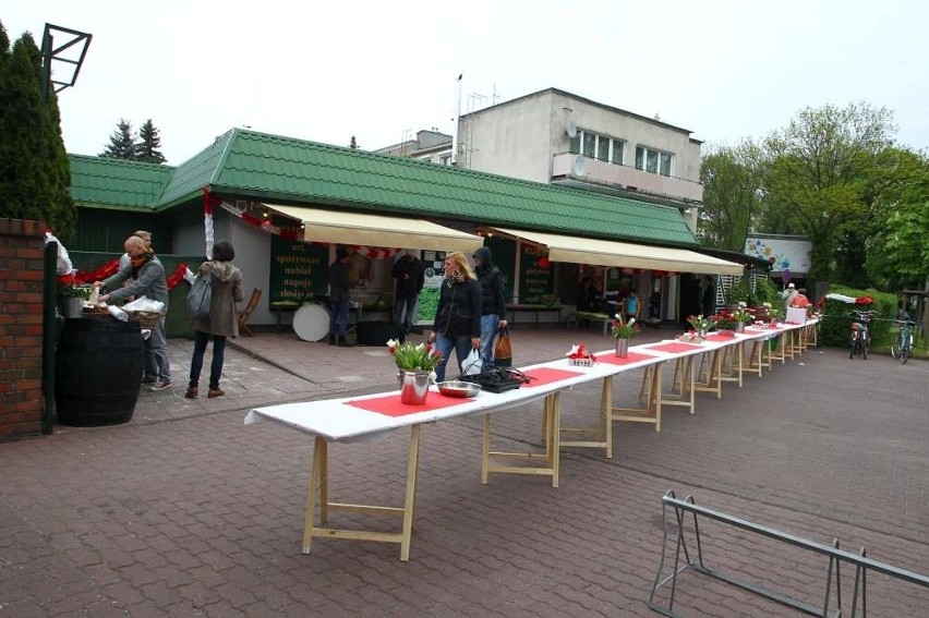 Sąsiedzki stół stanął na Marcelińskiej. Pogoda zepsuła...