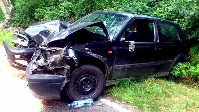 Volkswagen 29-latka zderzył się ze skodą. Mężczyzna miał cztery promile alkoholu, a na dodatek nie posiadał prawa jazdy. - Stało się - wydusił z siebie do rodziny zaraz po wypadku Ryszard P.