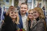 Wernisaż wystawy "Ona, She, Elle". Pojawili się twórcy ze świata mody, ale też miłośnicy fotografii. Oprócz zdjęć były projekty strojów