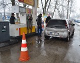 Pracownik stacji paliw nalał klientowi benzynę zamiast ropy! [FILM]