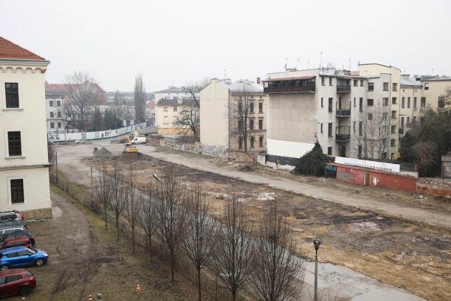 Trwają prace wyburzeniowe na terenie po parkingu przy ul. Karmelickiej, na którym ma powstać nowy miejski park.
