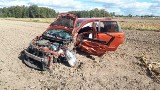 Masakryczny wypadek w powiecie zwoleńskim. Samochód całkowicie zniszczony, kierowca z poważnymi obrażeniami w szpitalu