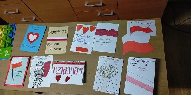 Powstało wiele kolorowych kartek, które za kilka dni zostaną przesłane żołnierzom za pośrednictwem Poczty Polskiej.