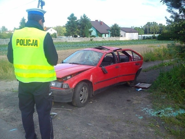 BMW koziołkowało i zatrzymało się na krzakach.