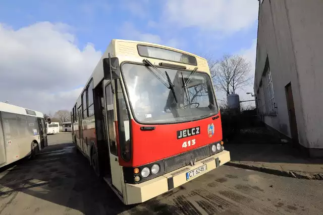 Najstarszym autobusem, który obecnie eksploatuje Miejski Zakład Komunikacji w Toruniu jest Jelcz 120MM/1. Wyprodukowany został w 1994 roku. Zobaczcie, jak wygląda!Średni roczny przebieg wszystkich pojazdów to ponad 10 mln km. Nie ma norm prawnych dotyczących przebiegu autobusów.- Warto powiedzieć, że nasze autobusy co pół roku przechodzą okresowe badania techniczne w zewnętrznej Okręgowej Stacji Kontroli Pojazdów, a ponadto codziennie kontrolę stanu technicznego, ogumienia, układu hamulcowego i kierowniczego oraz oświetlenia  - informuje Sylwia Derengowska, rzecznik MZK.Zobaczcie zdjęcia![b]POLECAMY GORĄCO!Ceny za ślub w kościołach CENNIKIMagda Gessler i Kuchenne Rewolucje w regionie!