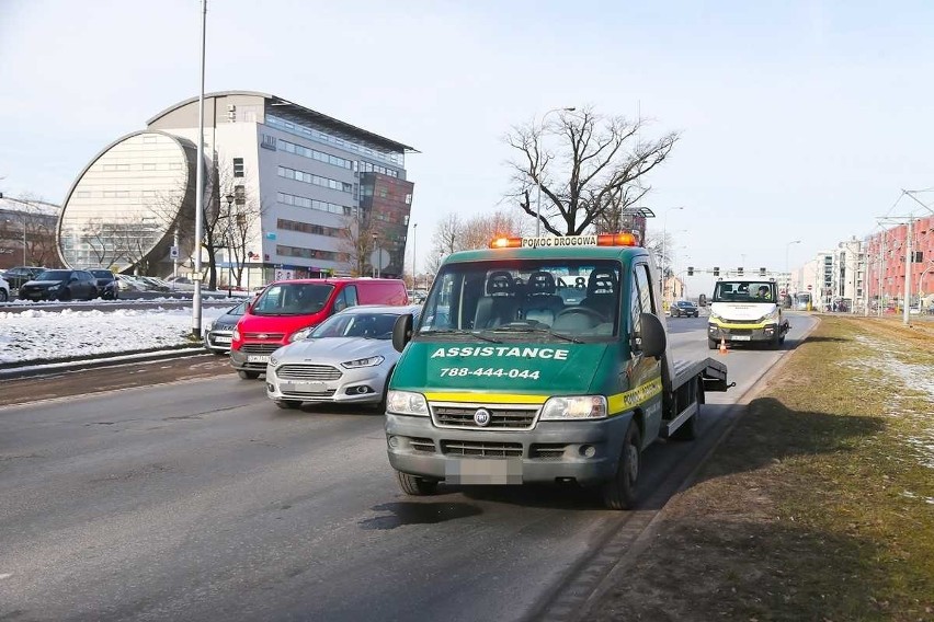 Karambol na Legnickiej koło Magnolii Park. Kobietę oślepiło słońce