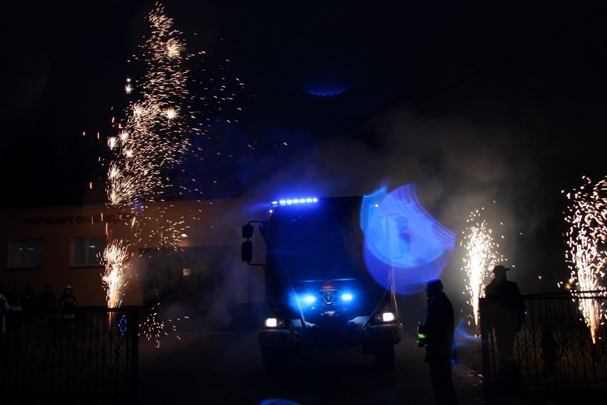 Szampan, flary, fajerwerki. Tak strażacy z Nowego Odrowążka witali nowy wóz bojowy (ZDJĘCIA)