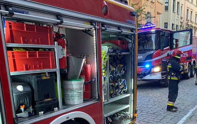 Pożar w mieszkaniu przy ulicy Mostowej w Toruniu wybuchł kilkanaście minut po godz. 4 w niedzielny ranek 28 maja