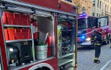 Spłonęło mieszkanie w centrum Torunia. Jedna osoba trafiła do szpitala 