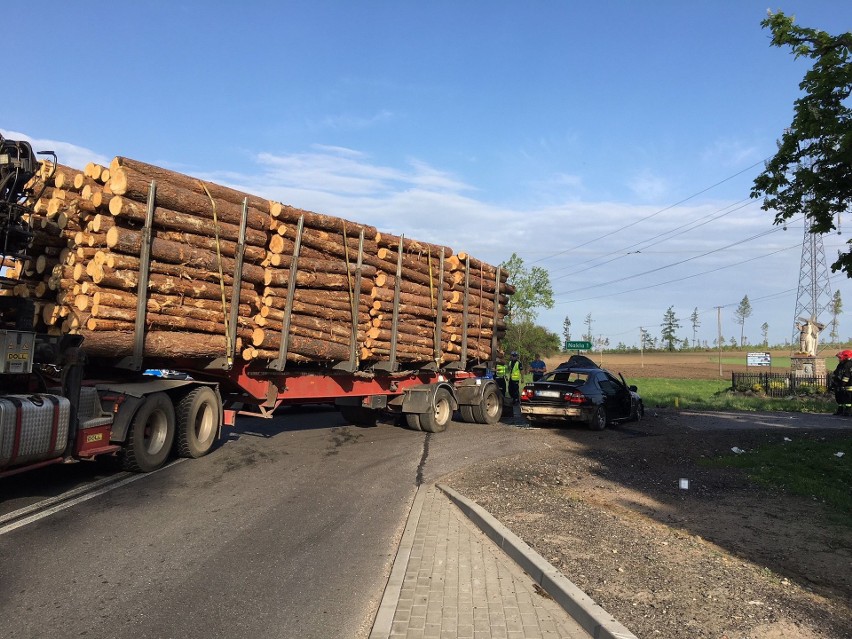 Śmiertelny wypadek w Wygodzie koło Nakli pod Bytowem 10.05.2018. Zderzyły się samochód osobowy z ciężarowym. Nie żyje 24-latek [zdjęcia]