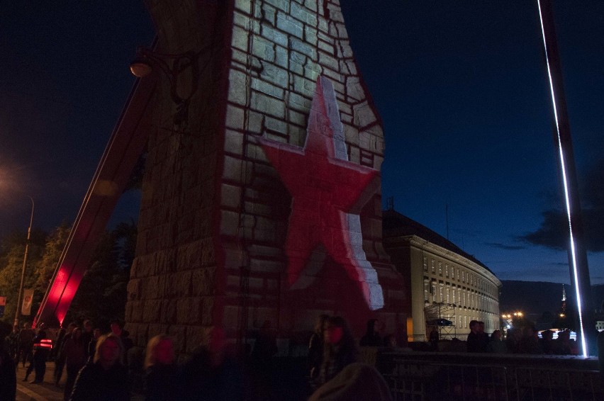 Świetlny pokaz i parada kapeluszników - tak zaprezentowały się wrocławskie mosty (ZDJĘCIA)