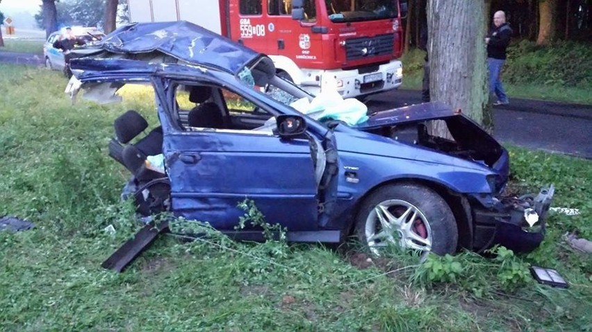 Wypadek w Łobżenicy. Samochód po uderzeniu rozpadł się na...