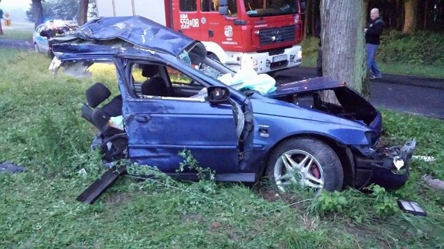 Wypadek w Łobżenicy. Samochód po uderzeniu rozpadł się na dwie części