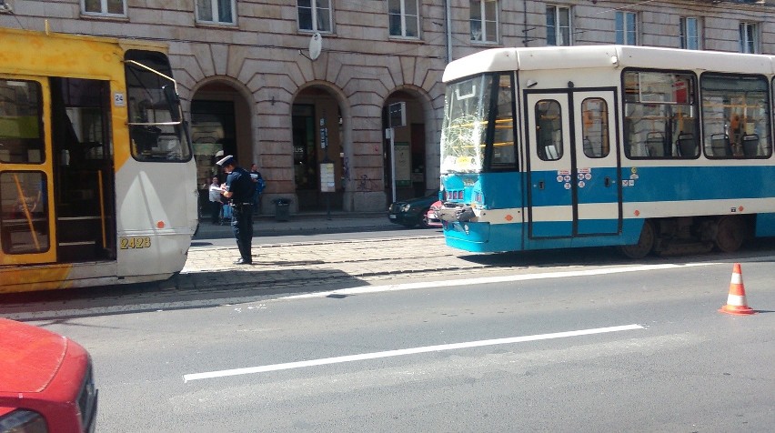 Wypadek tramwajów na Świdnickiej. 12 osób rannych (FILM, ZDJĘCIA)