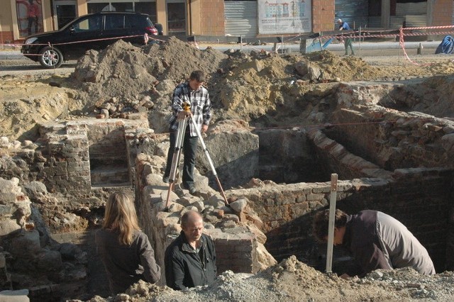 W tym miejscu mają stanąć fontanny. Na razie trwają barania archeologiczne piwnic, które swoje korzenie mają w średniowieczu.