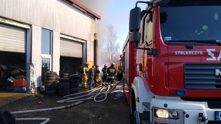 Pożar na terenie zakładu mechaniki pojazdowej w Miastku