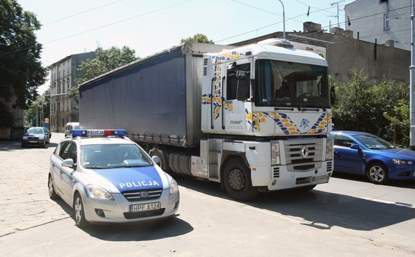 Tir, który potrącił kobietę, zatrzymał się około 100 metrów...