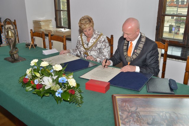 Burmistrzowie Rita Crowe  i Marek Bronkowski podpisali akt odnowienia partnerstwa.   