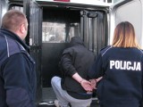 W Praszce 26-latek pobił pod sklepem 57-letniego mężczyznę. Zabrał mu pieniądze i alkohol 